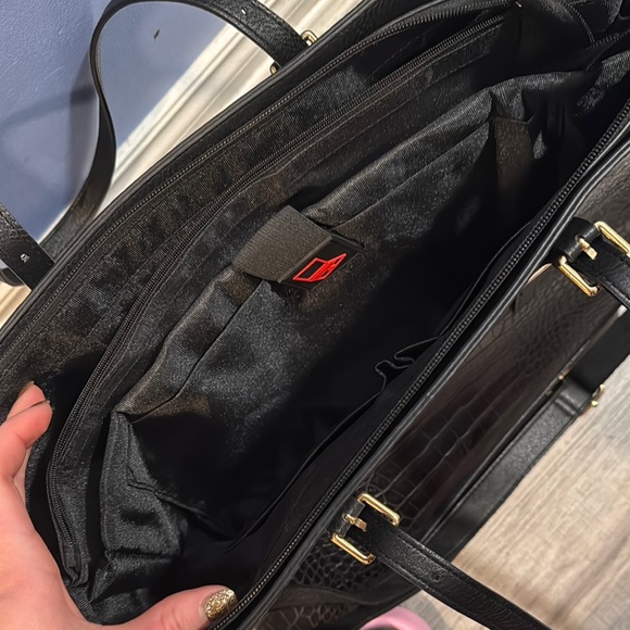 Elegant Crocodile-Embossed Black Tote Bag - Picture 3 of 3